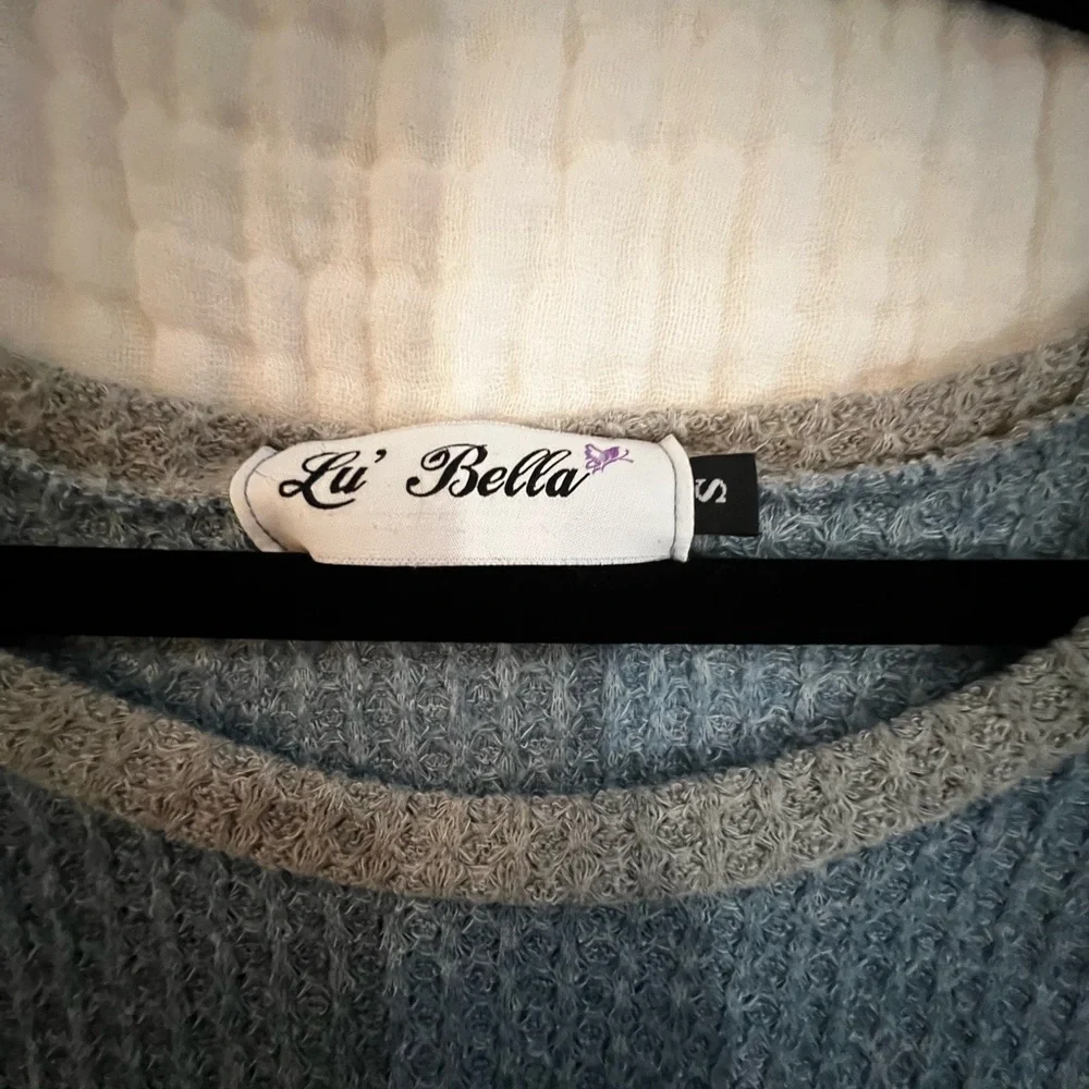 Elegant Blue and Floral Women's Blouse - Picture 4 of 9